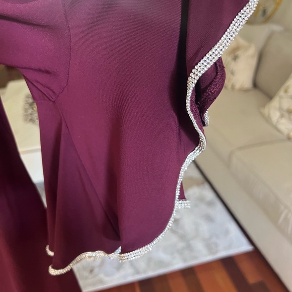 Burgundy dress with ruffled rhinestone sleeves and rhinestone collar size 1X - Picture 3 of 4